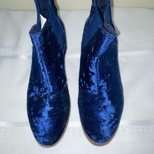 Toms size US W 8.5 Velvet Booties